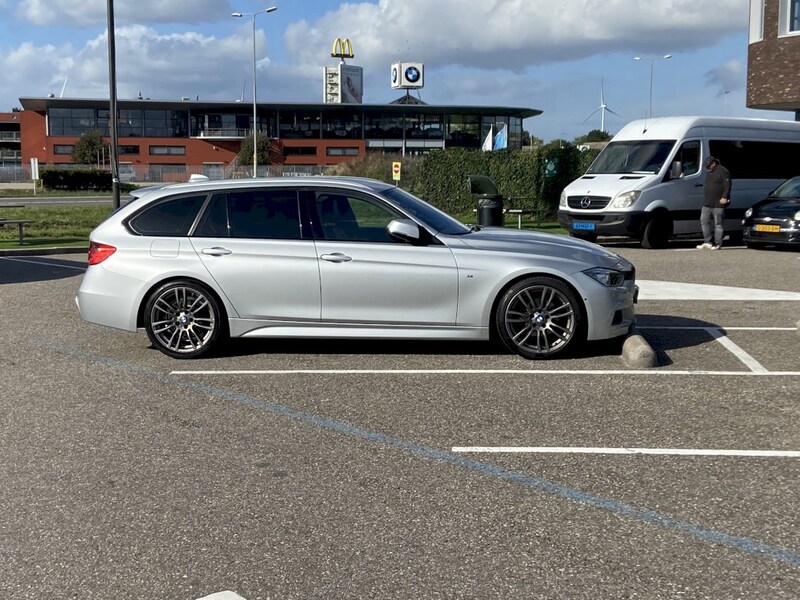 BMW 320i Touring High Executive (2014)